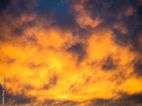 imagen cielo nublado puesta de sol y colores cálidos 