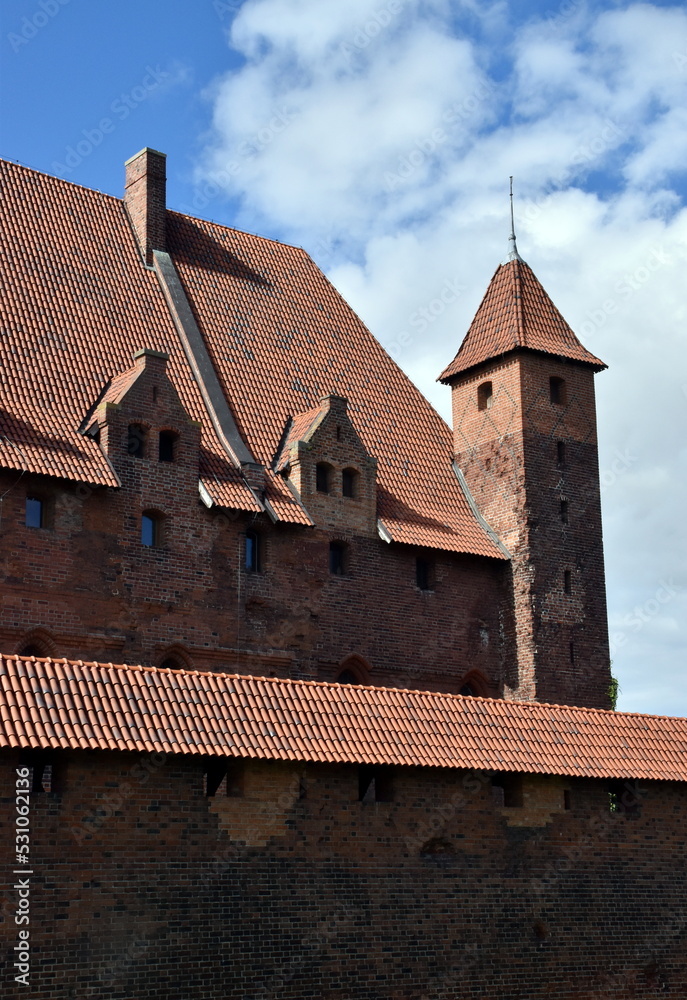 Historische Backsteinmauern der Marienburg in Polen