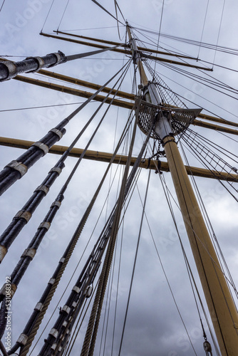 Foto Close-up of main mast and rigging on old vintage tall ship.