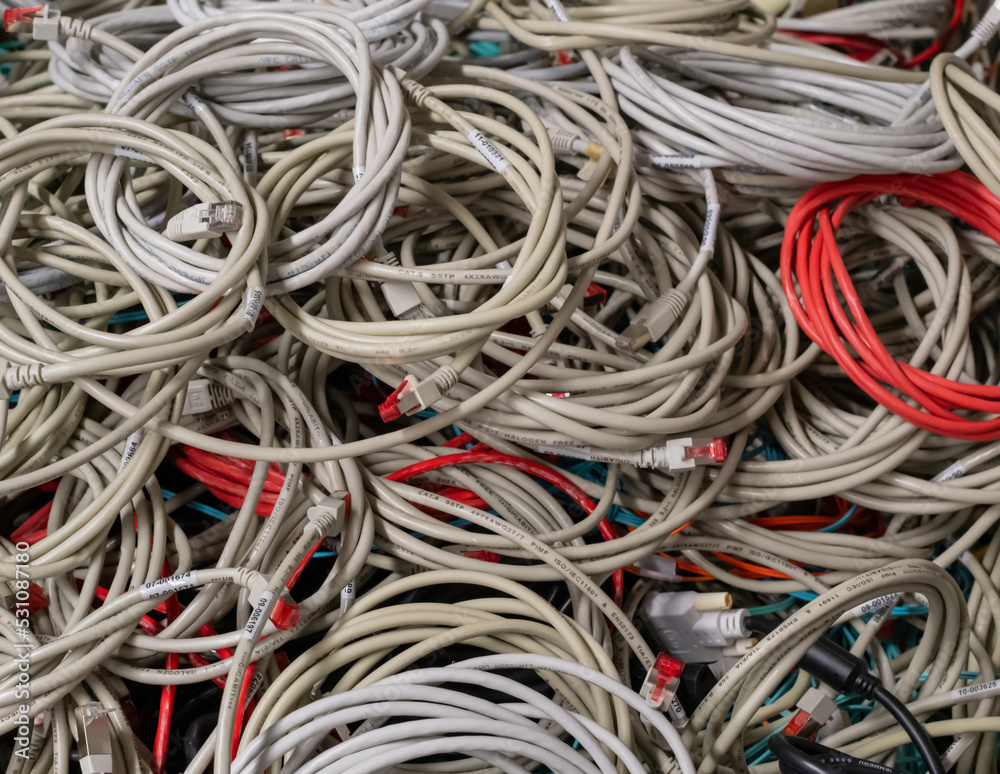 Im Rechenzentrum sind alte Netzwerkkabel und Stromkabel in einer Gitterbox zur Entsorgung gelagert Im Rechenzentrum sind alte Netzwerkkabel und Stromkabel in einer Gitterbox zur Entsorgung gelagert