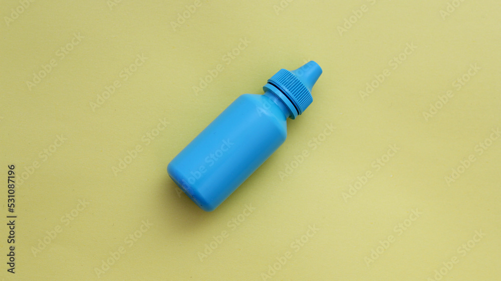 Envase gotero de plástico en color azul sin marca, para producto oftalmológico. Envase gotero de plástico en color azul sin marca, para producto oftalmológico.