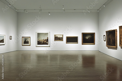 Leere Gallerie mit Bildern und Holzboden als Hintergrund