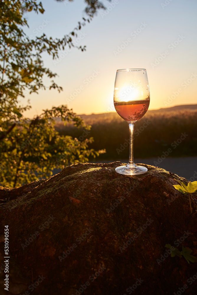 Weinglas im Sonnenuntergang 