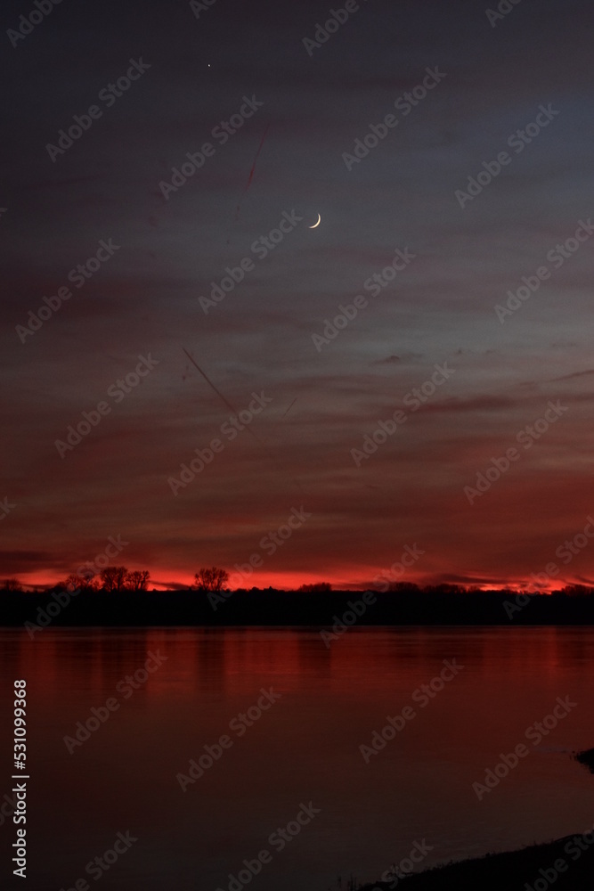 Fototapeta premium Lune dans le ciel en feu