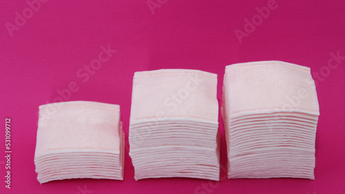 Almoadillas de algodon para el cuidado facial apiladas en tres torres photo
