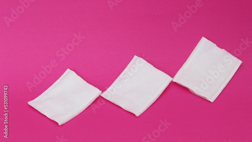 Almohadillas de algodón cosmético en forma cuadrada.  photo
