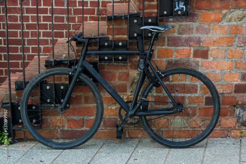 Fahrrad vor Backsteintreppe