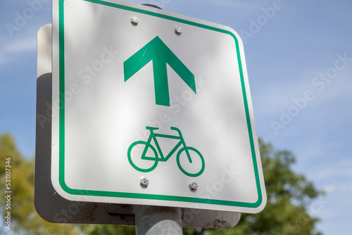 Hinweisschild auf Fahrradweg