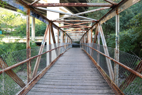Fototapeta Naklejka Na Ścianę i Meble -  A pedestrian iron bridge leading into the city of Austin TX