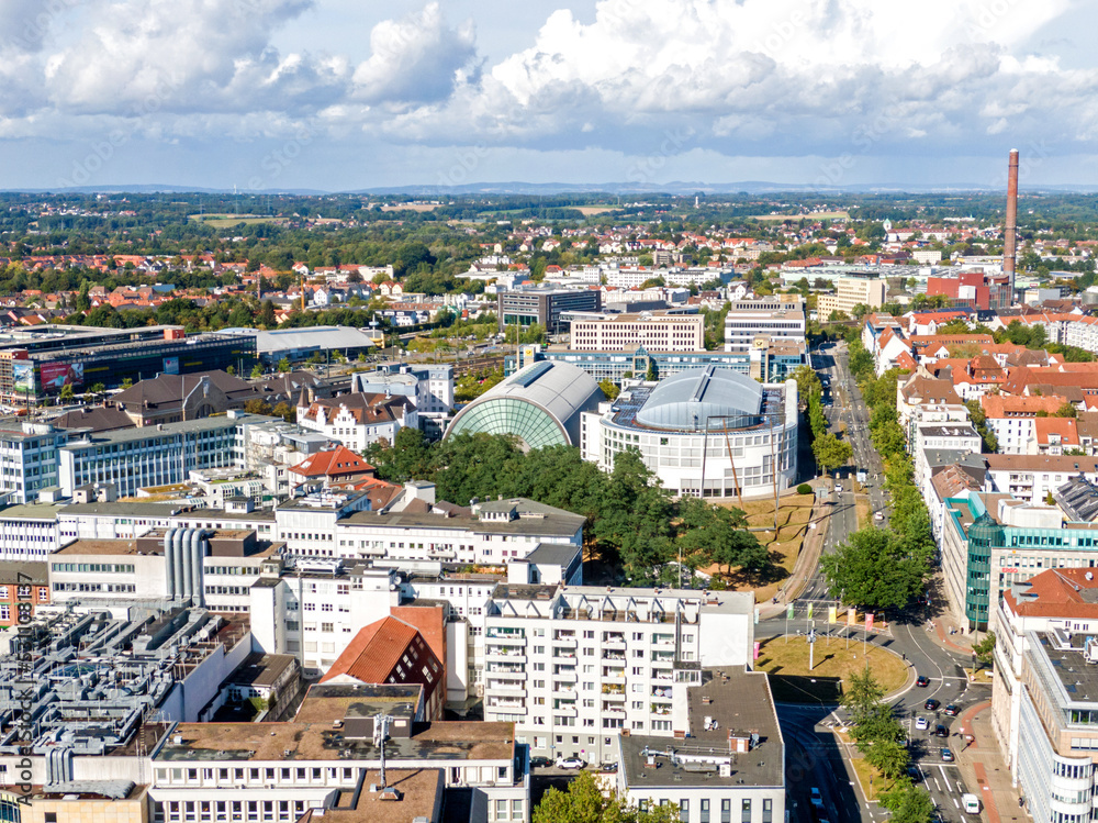 Fototapeta premium Großstadt Bielefeld Telekom Fernmelde Hochhaus am Kesselbrink Luftaufnahme Nordrhein-Westfalen