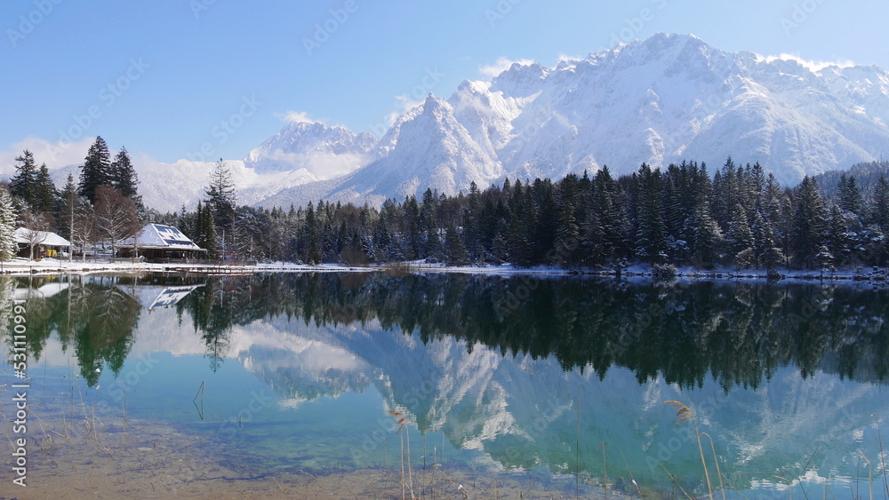 Wundervoller sonniger Tag am Lautersee bei Mittenwald mit Spiegelung und Blick zum Karwendelgebirge