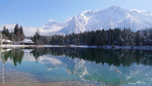 Wundervoller sonniger Tag am Lautersee bei Mittenwald mit Spiegelung und Blick zum Karwendelgebirge