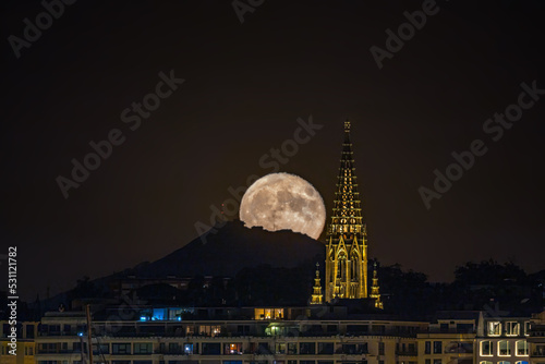 Luna sobre monte larhun y el buen pastor de Donostia © Jorge