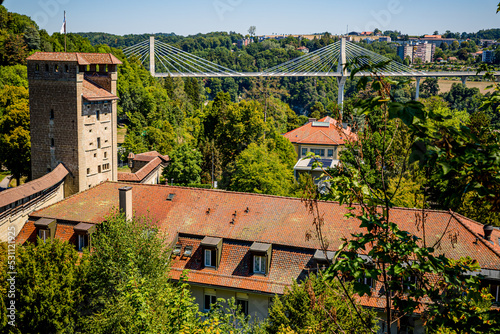 Tour porte de Morat et fortifications de Fribourg en Suisse photo