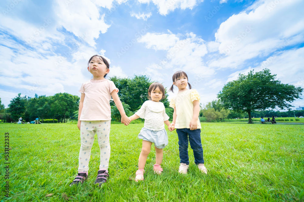 Fototapeta premium 公園で元気に遊ぶ子供たち 