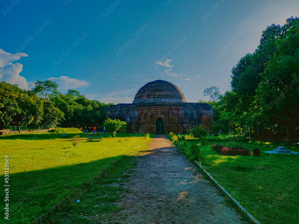 Obraz premium 17-7-2022 Gour Malda West Bengal India , green lawn inside the area of ancient historic mosque in malda west bengal