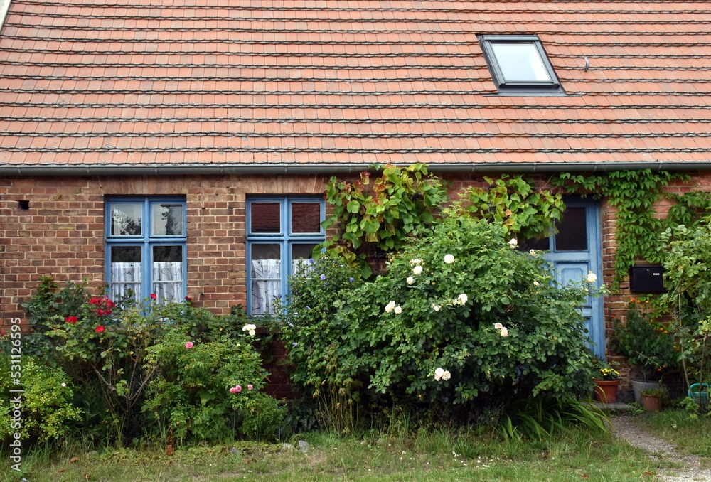 Malerische kleine Häuser in Melzow in Brandenburg