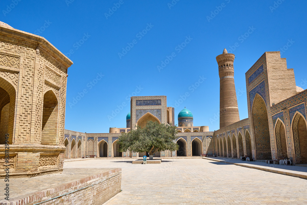 Obraz premium the courtyard inside the kalon mosque in bukhara, uzbekistan