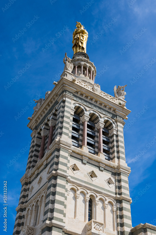 Vue sur la Basilique Notre-Dame de la Garde et sa Vierge à l'Enfant dorée