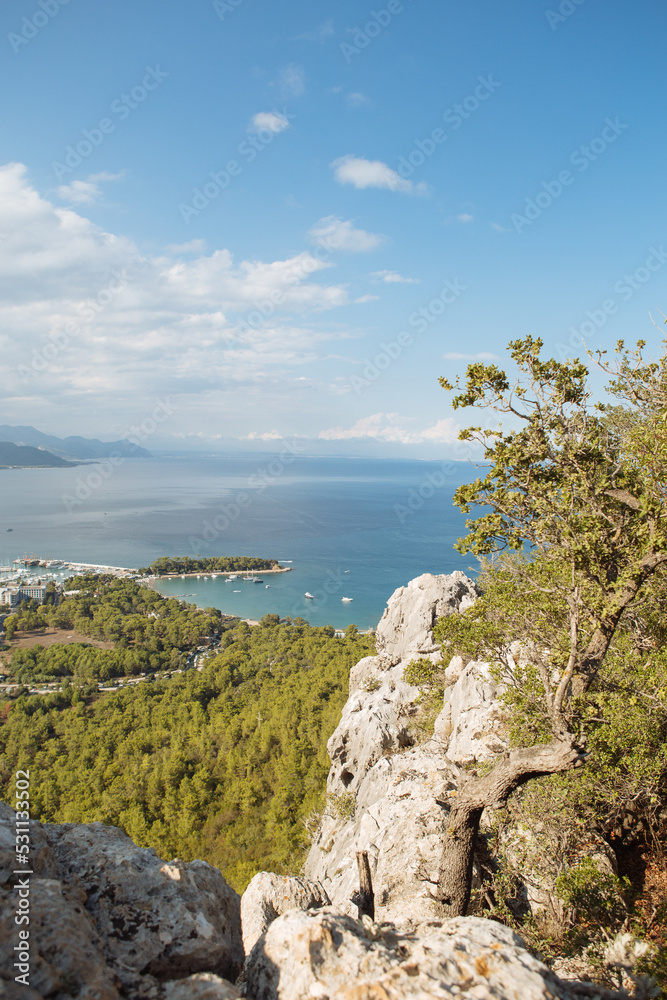 Obraz premium Scenic view of sea and rocks on mountain against sky