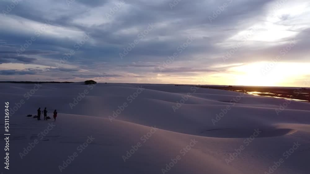 Pôr do sol perfeito nas Dunas do Nordeste Brasileiro Pôr do sol perfeito nas Dunas do Nordeste Brasileiro