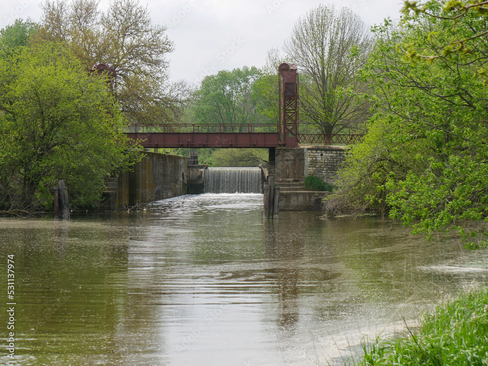 lock and dam over the Hennepin Canal