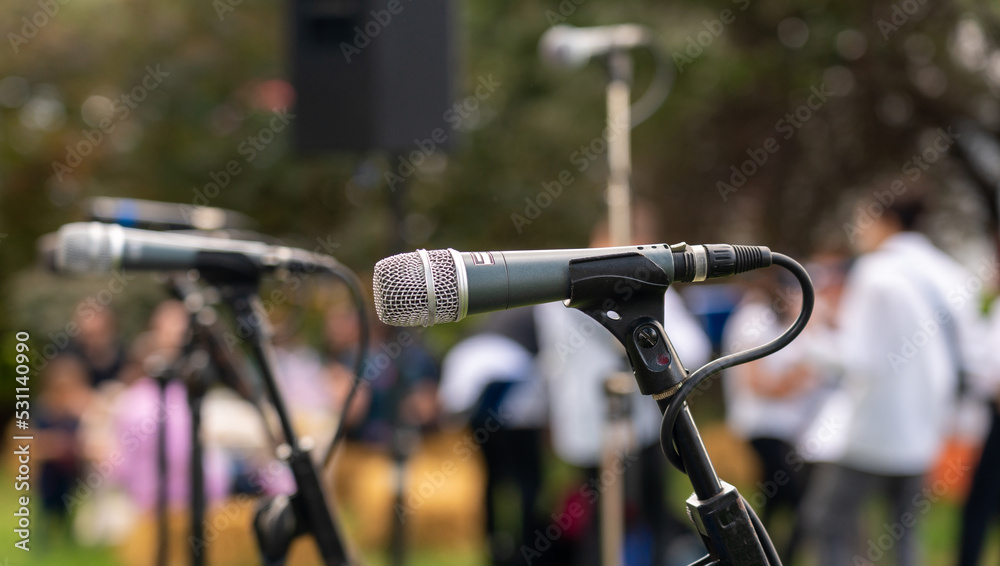 Obraz premium Close-up of a microphone on a tripod for the performance of musicians and singers