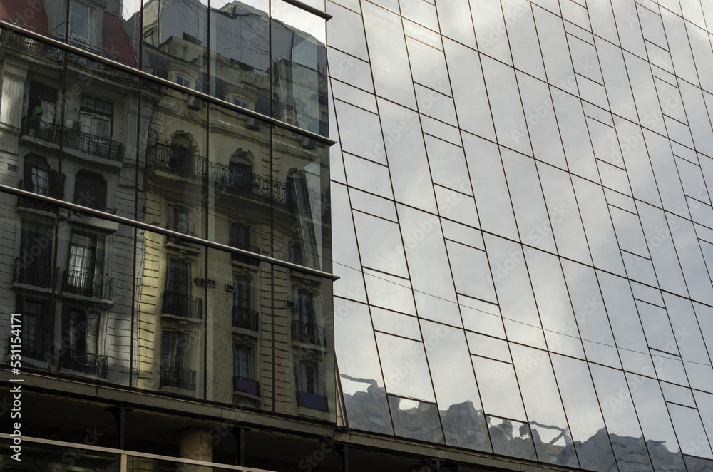Obraz premium Reflections of old buildings in the windows