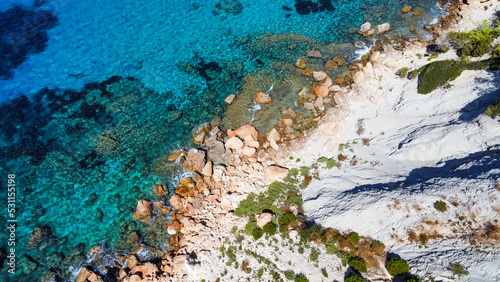 Scogliera e mare a Cala d'Hort a Ibiza, Spagna 