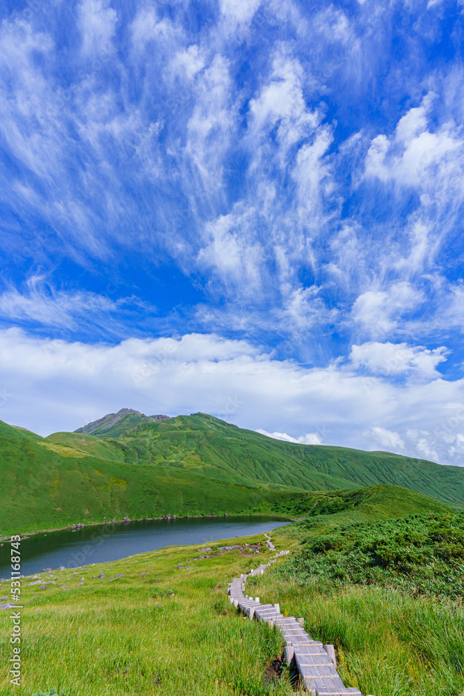 鳥海山登山　7合目御浜の鳥海湖　山岳信仰の地秋田富士