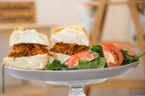 Comida de pan con carne con ensalada y jitomate photo