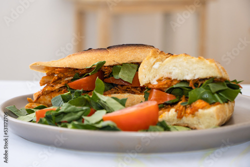 Lonche de pierna con ensalada y tomate  en plato