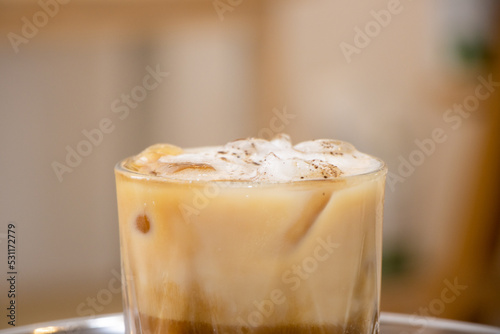 Close up café con hielo en vaso de cristal