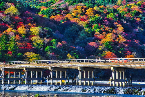 京都嵐山渡月橋の秋は紅葉に包まれます 