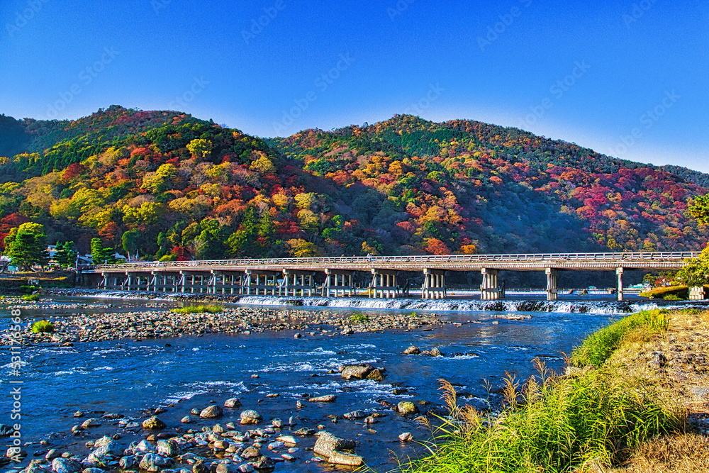 京都嵐山渡月橋の秋は紅葉に包まれます
