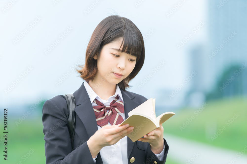 勉強する女子高生