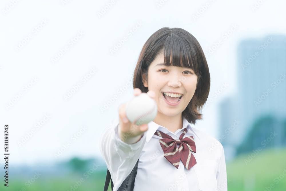 野球のボールを持つ女子高生