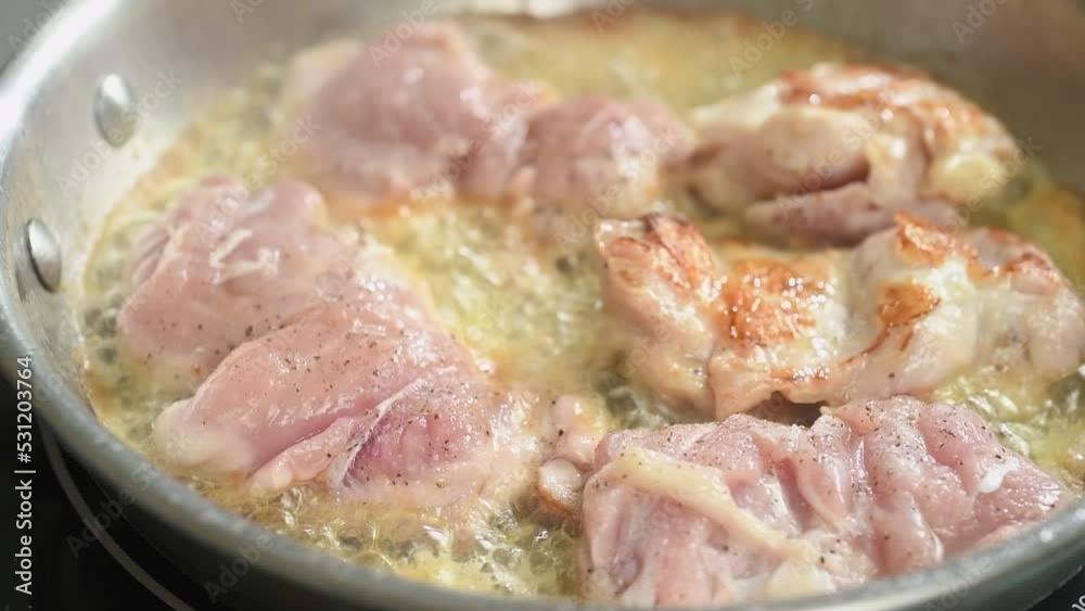 The chicken meat is frying in the pan.
The chicken meat is frying in the pan.