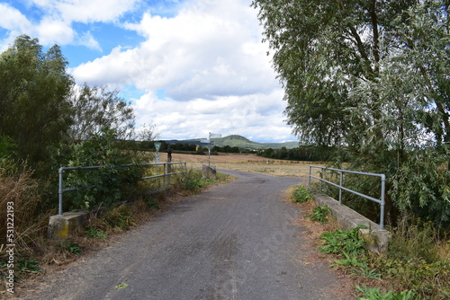 kleine Brücke mit einem Feldweg