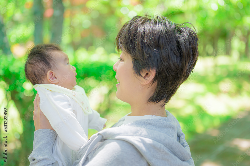 爽やかな緑と親子