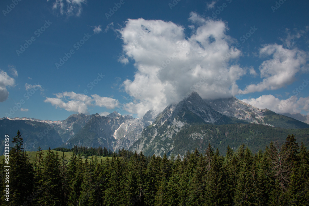 Blick zur wolkenverhangenen Watzmannfrau und Watzmann am Hochbahnweg auf dem Jenner