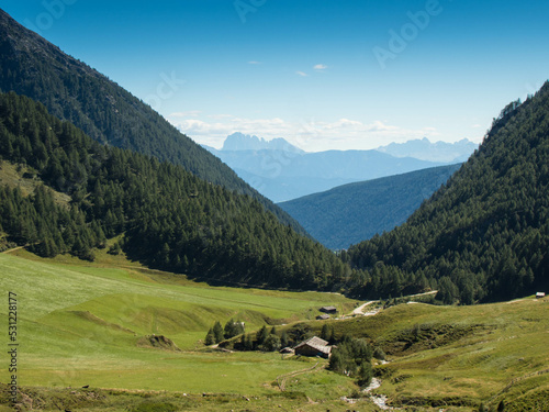 Bergpanorama mit Blick auf die Dolomiten