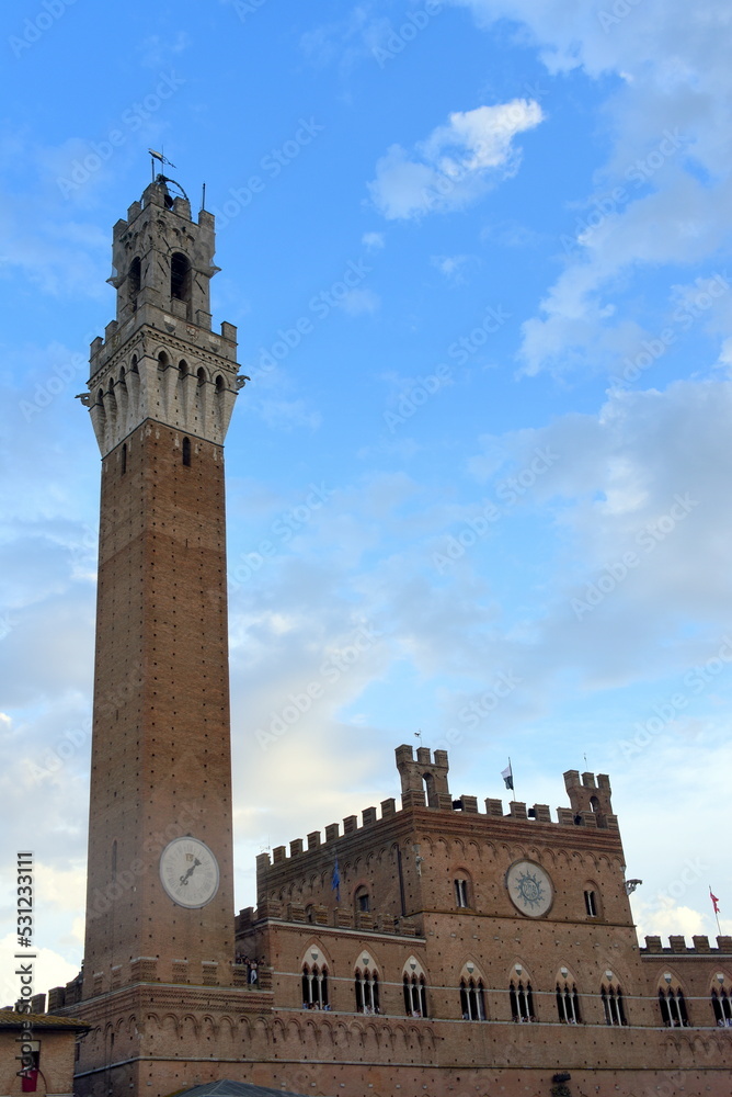 Obraz premium In den blauen Himmel emporragendes Torre del Mangia 