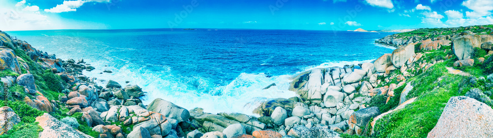 Obraz premium Granite Island, Australia. Beautiful rocks along the ocean, panoramic view