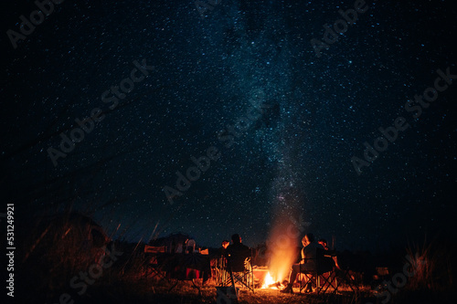 Sternenhimmel mit atemberaubend schöner und gut sichtbarer Milchstraße über unserer Campingsite am Ufer des Kwando River, Caprivi, Namibia