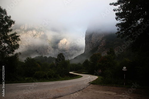 Misty sunrise in the mountains © Sra