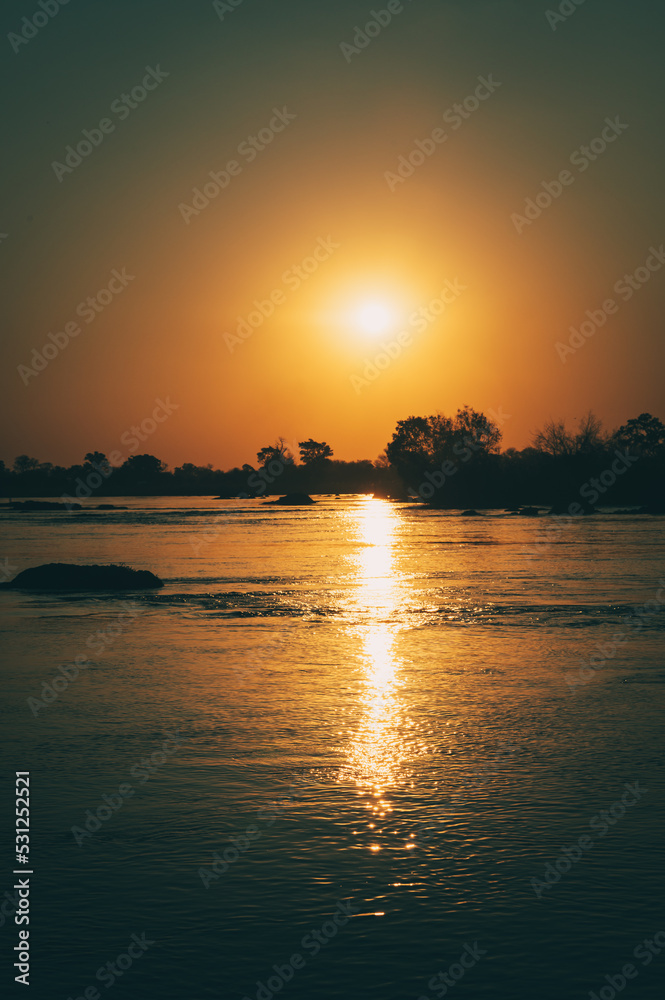 Romantischer Sonnenuntergang am Okavango, Namibia Romantischer Sonnenuntergang am Okavango, Namibia