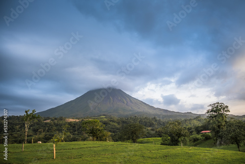 Obraz na płótnie volcan arenal w salonie
