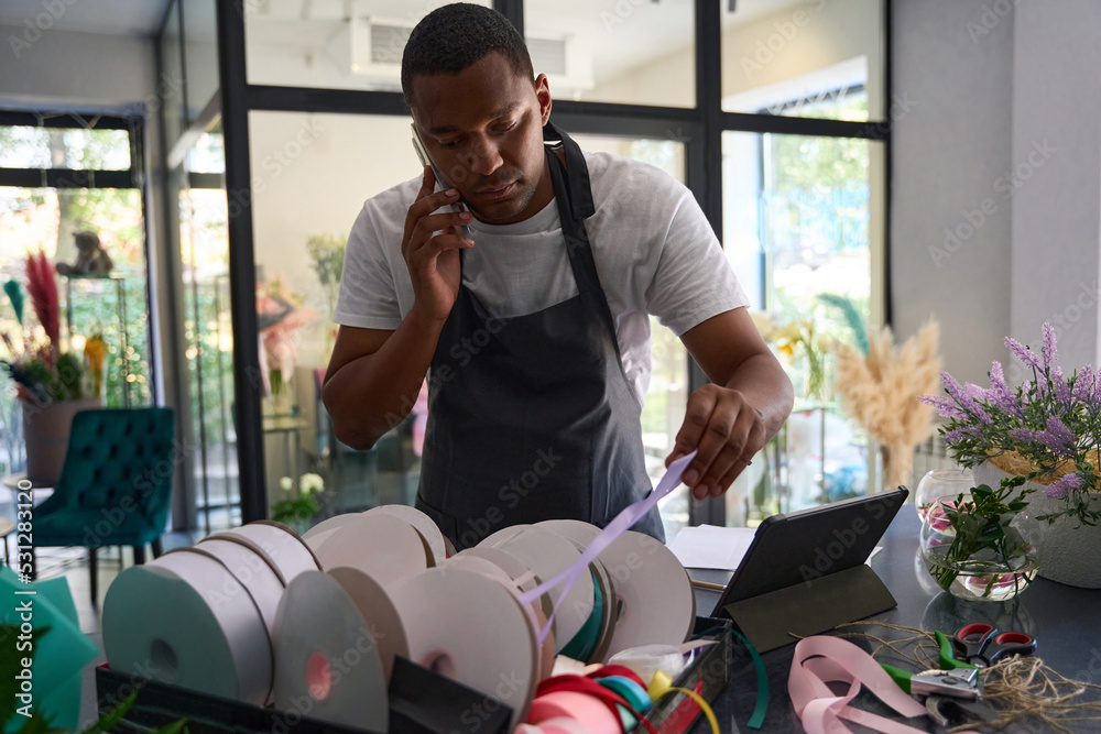 Αυτοκόλλητο african american man in a flower shop talking on the phone