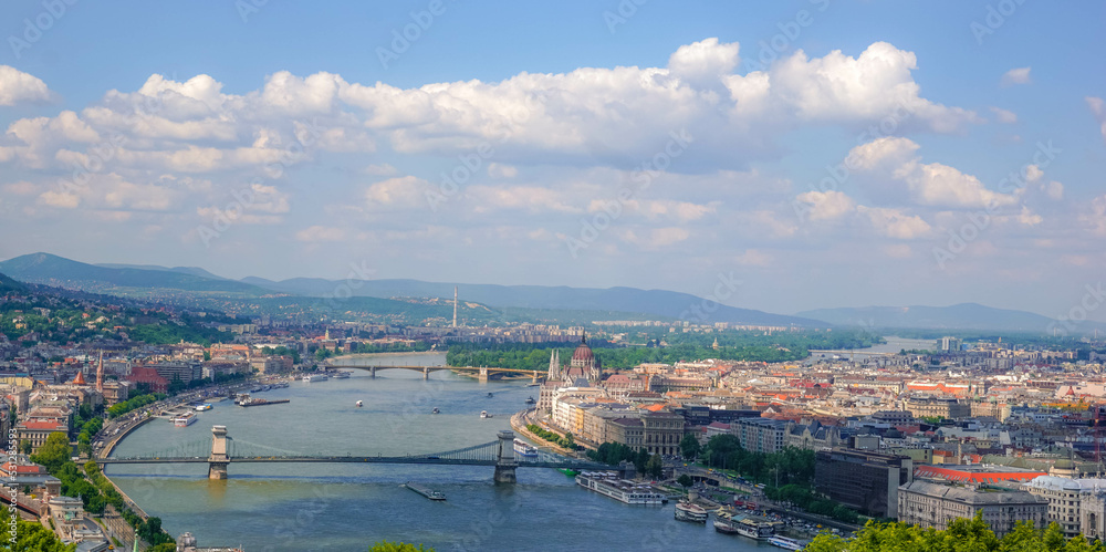 Preciosa vista del rio Danubio en Budapest Hungría con un cielo azul